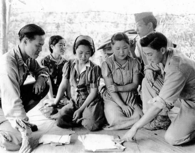▲ 1944년 8월 14일 미치나에서 미군에 의해 체포된 한국 위안부. ⓒ위키미디