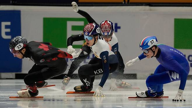 2024 국제빙상연맹(ISU) 쇼트트랙 세계선수권대회 남자 1,000m 결승에서 박지원(오른쪽에서 두번째)이 황대헌(오른쪽에서 세번째)의 반칙으로 중심을 잃고 있다.