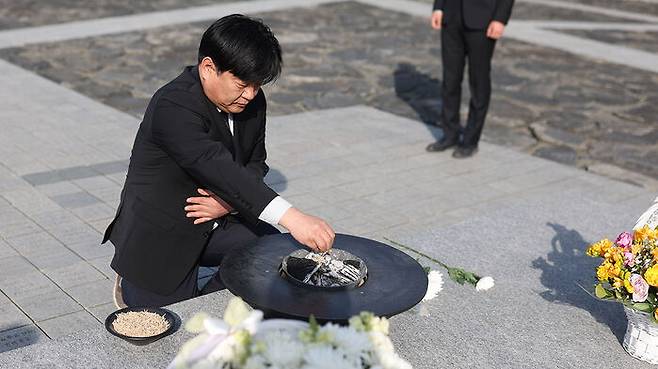 봉하마을 노무현 전 대통령 묘역을 참배하는 양문석 후보