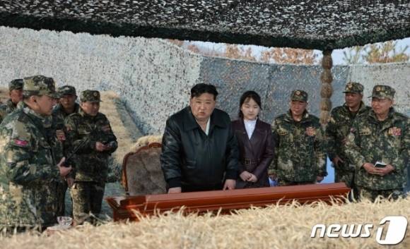 노동신문은 16일 김 총비서가 지난 15일 항공륙전병부대들의 훈련진행 계획에 대한 보고를 받고 훈련을 지도했다고 보도했다. 뉴스1