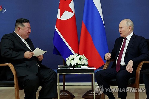 러시아를 방문 중인 김정은(왼쪽) 북한 국무위원장이 지난 13일 블라디미르 푸틴 러시아 대통령과 회담을 했다고 조선중앙TV가 14일 보도했다. 사진=조선중앙TV 화면