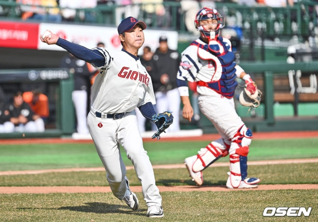 롯데 우강훈(왼쪽)이 16일 사직 한화전에서 9회 초 황영묵의 타구를 잡아 1루로 송구하고 있다.