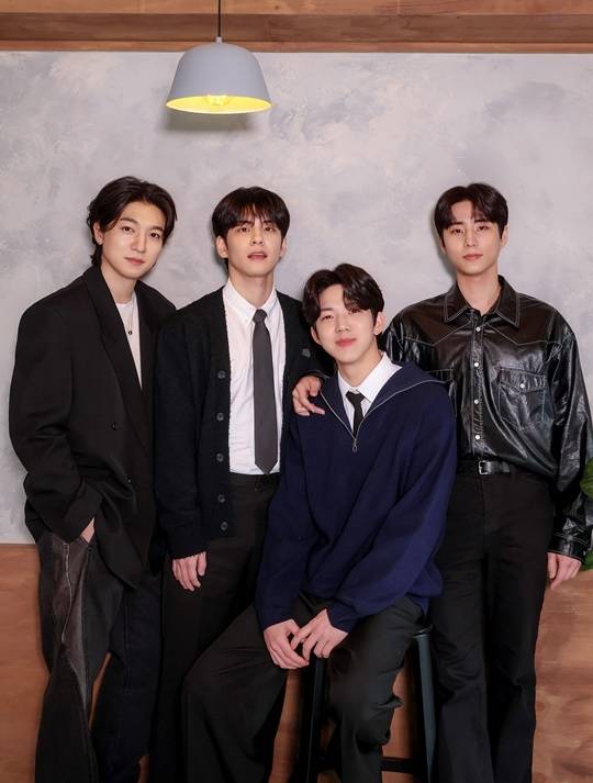 신곡 ‘웰컴 투 더 쇼’ 떼창이 기대된다는 데이식스. 사진lJYP엔터테인먼트