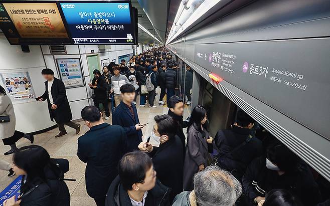 정치권이 지하철 5호선 연장 사업을 예타 없이 진행할 방침을 세웠다.[사진=뉴시스]