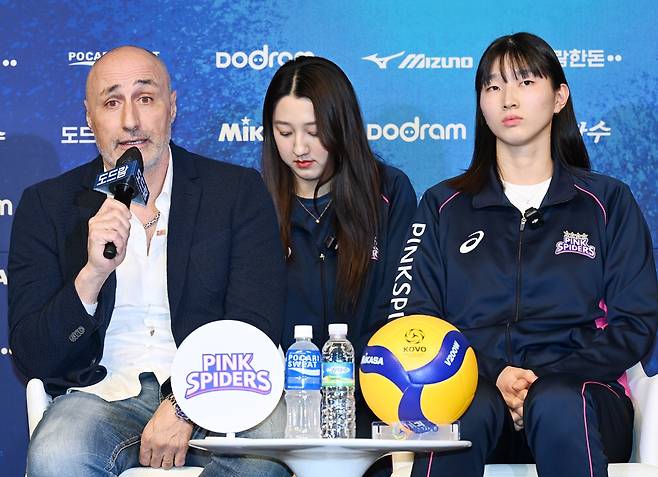 왼쪽부터 여자프로배구 흥국생명 마르첼로 아본단자 감독과 이주아. KOVO 제공