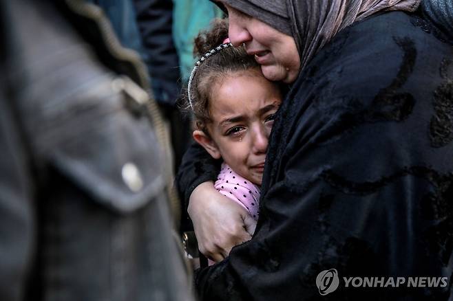 가자지구 알시파 병원 공습에 오열하는 팔레스타인인들 [AFP 연합뉴스 자료사진 재판매 및 DB 금지]