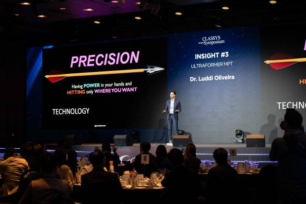 ‘인사이트 심포지움 인 서울’에 참가한 브라질 현지 오피니언 리더 Dr. Luddi Oliveira가 Ultraformer MPT의 혁신 기술과 프로토콜을 공유하고 있다.(사진=클래시스)