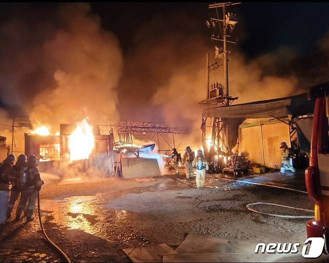 18일 오후 8시55분쯤 인천시 서구 대곡동 한 A공장을 포함한 3개 공장에서 불이 났다.(인천소방본부 제공)2024.3.18/뉴스1