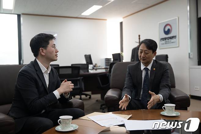 이원모(44) 후보가 정부 서울청사에서 안덕근 산업통상자원부 장관을 면담하고 있는 모습.(후보측 제공)