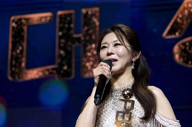 프로당구 골든큐 시상식에서 대상을 수상한 김가영(PBA 제공)