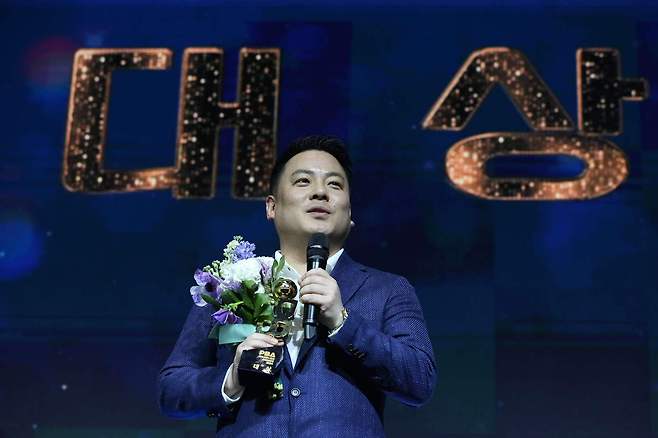 프로당구 골든큐 시상식에서 대상을 수상한 조재호(PBA 제공)