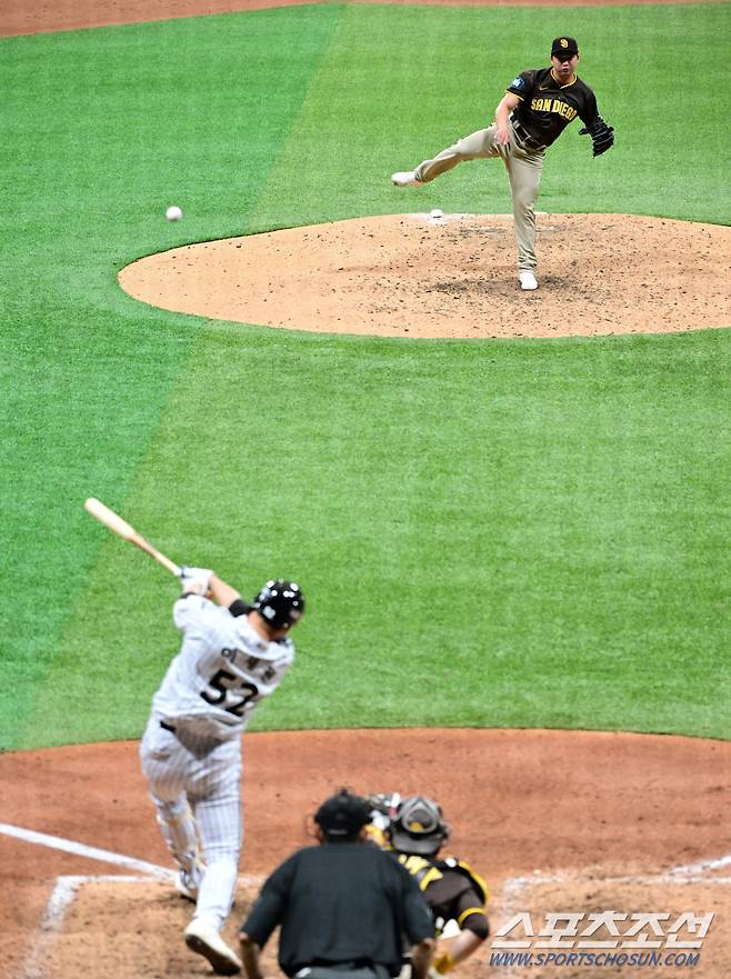 18일 서울 고척스카이돔에서 열린 'MLB 월드투어 서울 시리즈 2024' 샌디에이고 파드리스와 LG 트윈스의 경기. 9회말 1사 1루에서 샌디에이고 고우석이 LG 이재원에 투런포를 허용하고 있다. 고척=정재근 기자 cjg@sportschosun.com/2024.3.18/