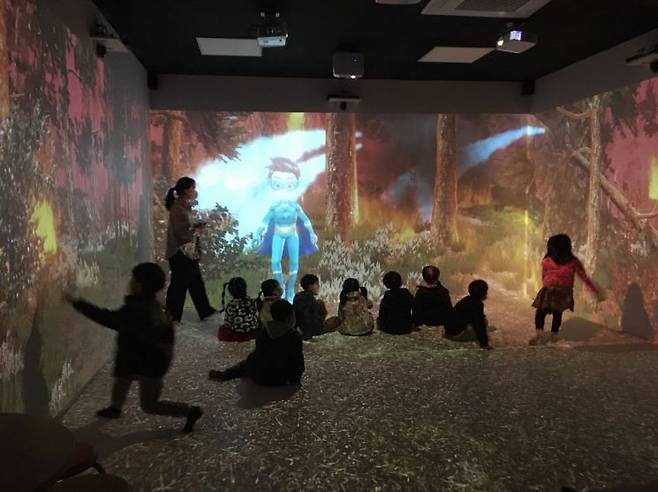 용인 수지도서관의 VR·AR체험관에서 아이들이 가상현실 체험을 하고 있다. [사진제공=용인시]