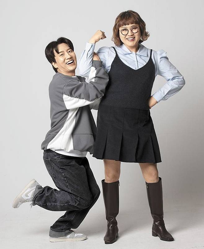 작년 연말 다시 시작된 개그콘서트에서 인기를 누리고 있는 ‘데프콘 어때요’의 신윤승(왼쪽)과 조수연이 코믹한 포즈를 취하고 있다. /오종찬 기자