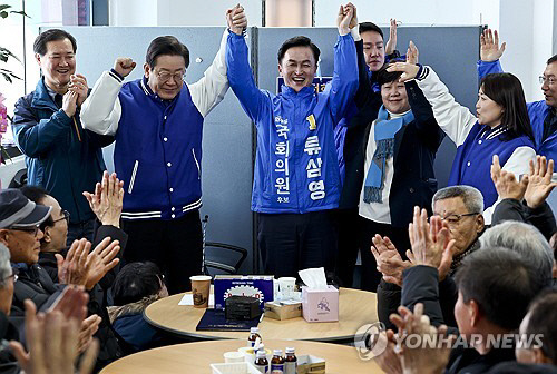 이재명 대표가 더불어민주당 동작을 류삼영 예비후보 사무실을 방문해 지지자들과 함께 화이팅을 외치고 있다. 연합뉴스 제공.