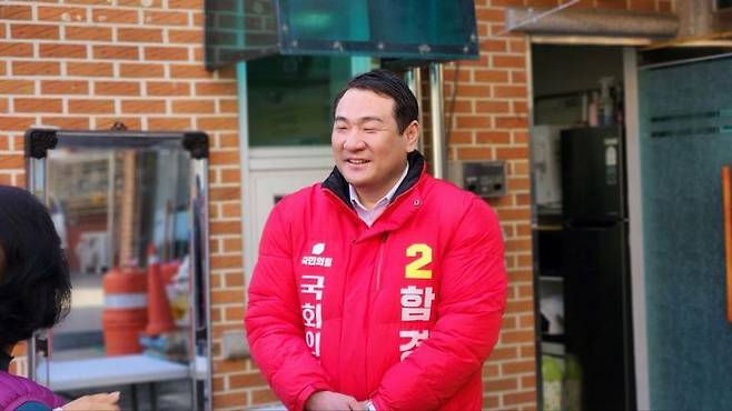 함경우 국민의힘 경기 광주갑 후보가 지난달 24일 오후 시민들과 만나 인사를 나누고 있다. ⓒ함경우 후보 캠프