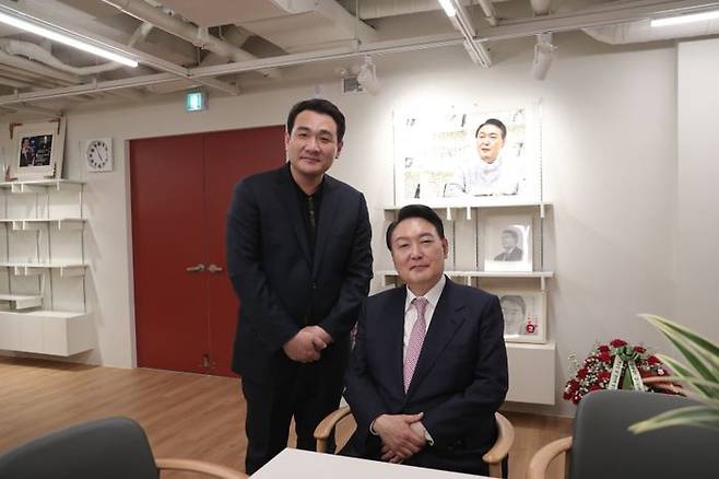 지난 2022년 3월 10일 윤석열 당시 제20대 대선 후보와 함경우 국민의힘 조직부총장. ⓒ함경우 후보 캠프