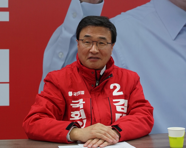 김대식 국민의힘 부산 사상 후보가 지난 17일 선거 사무소에서 데일리안과 인터뷰하고 있다. ⓒ김대식 캠프