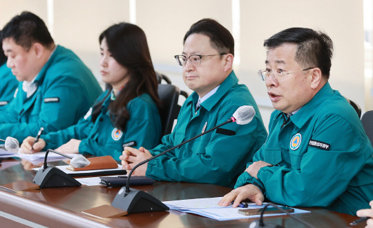 강경성 산업통상자원부 1차관이 19일 정부세종청사 산업부 회의실에서 제3차 수출 품목 담당관 회의를 주재하고 있다. [산업통상자원부 제공]
