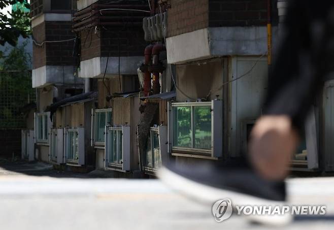 서울 관악구 신림동 주택가에 위치한 반지하 가구들.  연합뉴스