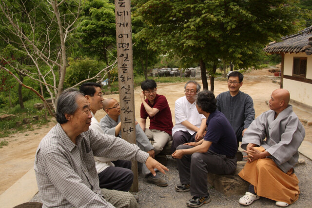 법인 스님이 가톨릭공동체인 경북 단양 소백산 산위의마을에서 박기호 신부, 김경재 목사, 이정배 목사, 김제원 교무 등 이웃종교인들과 당소를 나누고 있다. 사진 조현