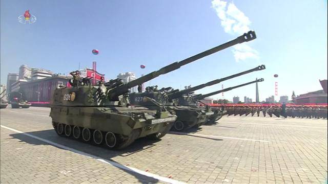 북한 조선중앙TV가 2018년 9월 10일 방영한 정권수립 70주년 열병식 장면에서 등장한 북한의 신형 152㎜ 자주포. 연합뉴스