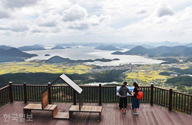 거제관광모노레일 상부 정류장인 계룡산 능선에 오르면 한려해상국립공원의 아름다운 풍경이 펼쳐진다. 한국일보 자료사진