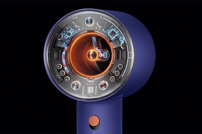 제품 중심부에 온도를 표시하는 LED 조명이 새롭게 추가됐다 / 출처=다이슨