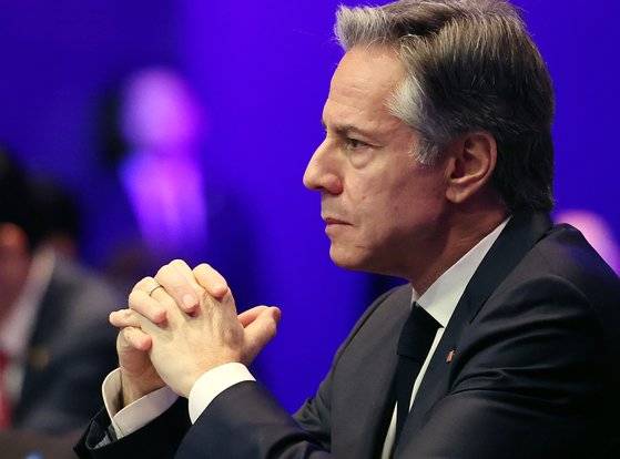 토니 블링컨 미국 국무부 장관이 18일 오전 서울 중구 신라호텔에서 열린 제3차 민주주의 정상회의 장관급 회의 개회식에 참석해 마리아 가브리엘라 좀머펠트 에콰도르 외교장관의 축하를 경청하는 모습. 뉴스1.