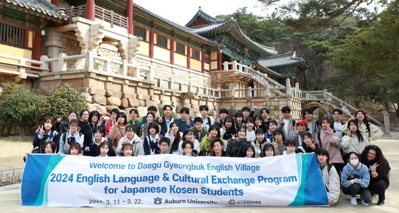 사진은 대구경북영어마을에서 영어체험 학습 중인 일본인 대학생들이 지난 17일 경주 불국사를 관람하고 기념촬영을 하고 있다.