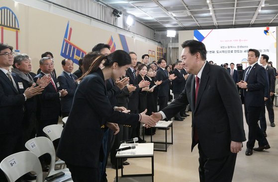 윤석열 대통령이 19일 서울 영등포구 문래예술공장에서 열린 '국민과 함께하는 민생토론회 - 스물한 번째, 도시혁신으로 만드는 새로운 한강의 기적'을 마친후 참석자들과 악수하고 있다. 대통령실사진기자단