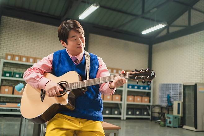 배우 안재홍은 드라마 <닭강정>에서 음악인을 꿈꾸는 기계설비업체 직원 백중을 연기한다. 넷플릭스 제공