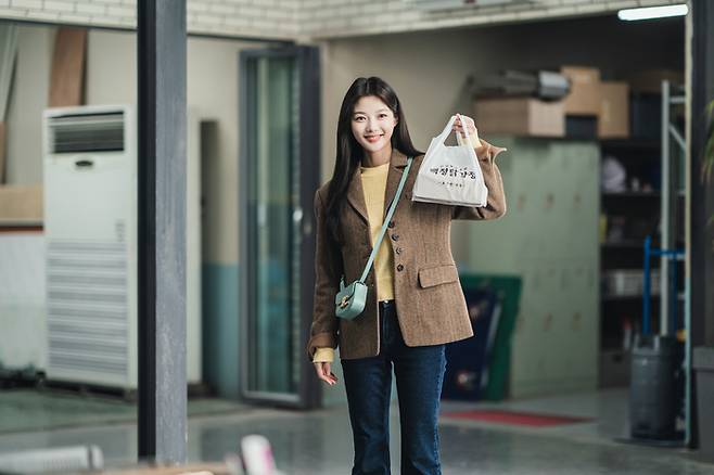 배우 김유정은 드라마 <닭강정>에서 의문의 기계 때문에 닭강정으로 변하는 민아를 연기한다. 넷플릭스 제공