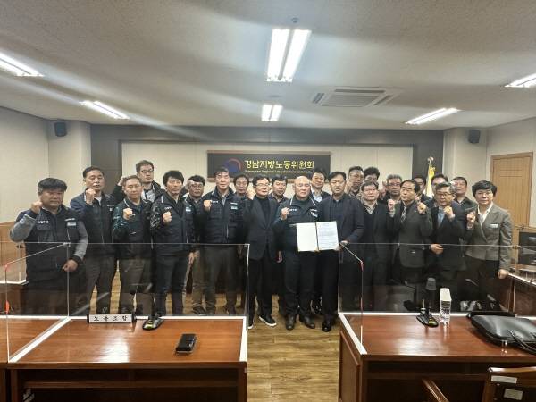 19일 창원 시내버스 노사가 올해 임금협상에 합의한 뒤 기념사진을 찍고 있다. 창원시 제공