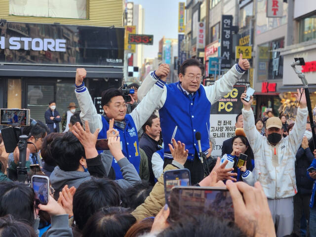 민주당 이재명 대표가 이천을 방문해 엄태준 후보를 지원하고 있다. 김정오기자