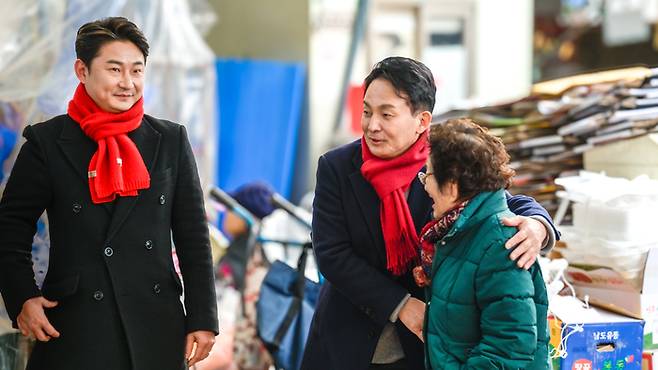 제22대 총선에 국민의힘 계양을 후보로 출마한 원희룡 전 국토교통부 장관(가운데)과 그의 후원회장인 전 국가대표 축구선수 이천수씨(왼쪽). [사진 제공 = 원희룡 후보 캠프]