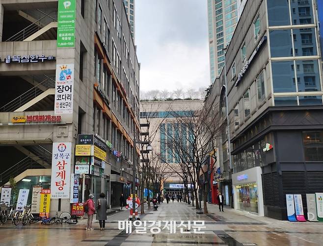 4·10 총선에서 격전지로 꼽힌 서울 양천갑에 위치한 목동 현대백화점과 41타워, CBS 사옥 건물, 교보문고, 행복한 백화점 사이 거리. [사진 = 김혜진 기자]