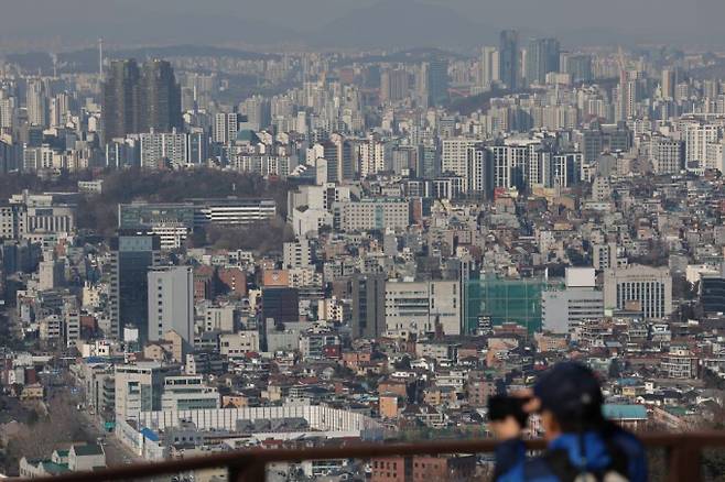 국토교통부가 오는 2025년부터 공시가격 현실화 계획을 폐지해 각종 세부담을 낮추는 방안을 추진한다. 지난 2020년 도입된  '부동산 공시가격 현실화 계획' 탓에 공동주택 가격이 통상 연 3% 수준에서 18%로 과도하게 올랐다는 것이 정부의 주장이다./사진=뉴시스