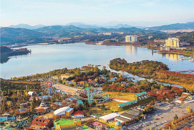 경북 경주시가 오는 2025년 11월 열리는 ‘아시아태평양경제협력체(APEC) 정상회의’를 유치할 경우 주요 행사장이 될 보문관광단지 일대가 형형색색의 단풍으로 물들어 있다.  경주시청 제공