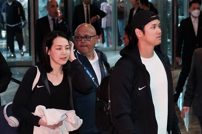 '2024 메이저리그(MLB) 월드투어 서울 시리즈'에 출전하는 로스앤젤레스 다저스 오타니 쇼헤이와 아내 다나카 마미코가 15일 오후 방한 기간 머무를 서울의 한 호텔에 도착하고 있다. [연합]