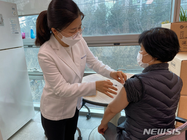 [성남=뉴시스]경기 성남시 중원구보건소 간호사가 한 시민에게 예방 접종을 하고 있다.