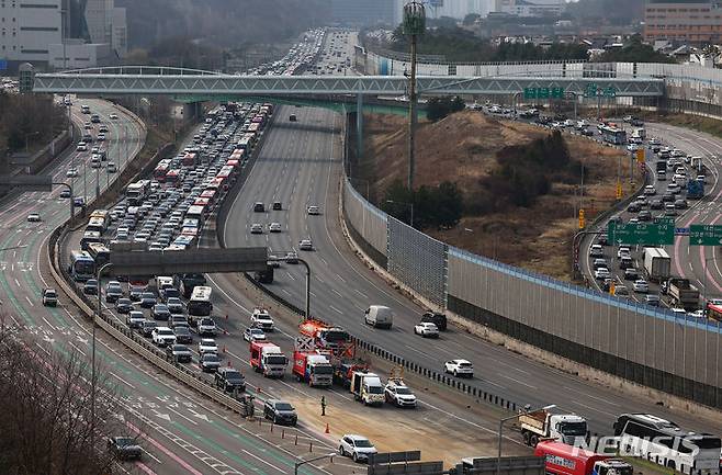 [성남=뉴시스] 김근수 기자 = 19일 경기 성남시 경부고속도로 판교IC 인근 서울 방면 도로가 극심한 정체를 빚고 있다. 소방과 경찰에 따르면 이날 오전 6시쯤 경기 성남시 인근 경부고속도로 판교IC 양재방면 도로에서 A(60대)씨가 몰던 25톤 트레일러와 B(50대)씨가 운전하던 25톤 덤프트럭이 충돌했다. 2024.03.19. ks@newsis.com