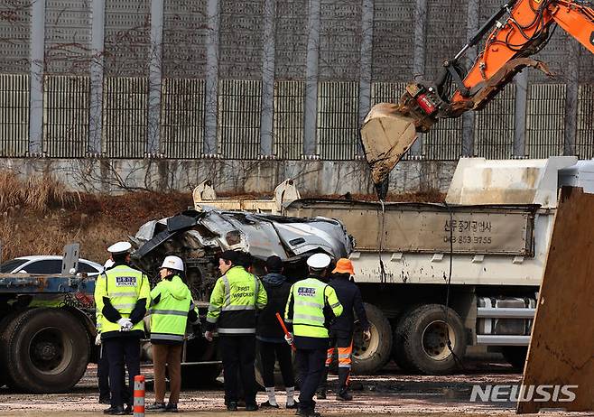 [성남=뉴시스] 김근수 기자 = 19일 경기 성남시 경부고속도로 판교IC 인근 서울 방면 도로에서 한국도로공사 직원과 경찰이 도로에 쏟아진 잔해물을 정리하고 있다. 소방과 경찰에 따르면 이날 오전 6시쯤 경기 성남시 인근 경부고속도로 판교IC 양재방면 도로에서 A(60대)씨가 몰던 25톤 트레일러와 B(50대)씨가 운전하던 25톤 덤프트럭이 충돌했다. 2024.03.19. ks@newsis.com