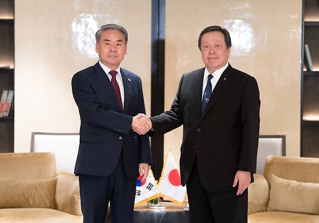 [서울=뉴시스] 조수정 기자 = 일본의 사카이 료(酒井良) 해상막료장(해군 참모총장 격)은 19일 한일 간 이른바 '초계기 갈등' 문제를 둘러싸고 양국 정부가 재발방지책을 정리한 합의 문서 조정을 하고 있다고 밝혔다. 사진은 지난해 6월 4일 오전 당시 이종섭 국방부 장관(왼쪽)이 싱가포르에서 열린 제20차 아시아안보회의 계기, 하마다 야스카즈 당시 일본 방위상과 양자회담을 개최하고 악수를 하며 기념촬영 하고 있는 모습. (사진=국방부 제공) 2024.03.19. photo@newsis.com *재판매 및 DB 금지