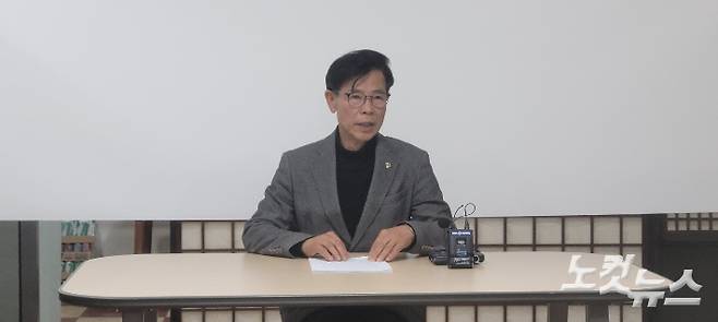 19일 기자회견을 열고 4·10 총선 불출마를 선언하고 있는 김한근 전 강릉시장. 전영래 기자