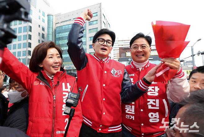한동훈 국민의힘 비상대책위원장 겸 총괄선거대책위원장이 19일 오후 서울 동작구 남성사계시장에서 나경원, 장진영 동작구 출마 후보들과 시민들에게 인사하고 있다. 윤창원 기자