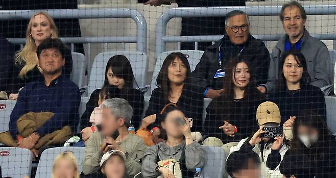 오타니 쇼헤이의 부친 오타니 토오루(왼쪽부터), 누나 오타니 유카, 모친 카요코, 오타니 통역 미즈하라 잇페이의 아내, 오타니 아내 다나마 마미코가 응원하고 있다. (사진=공동취재단)