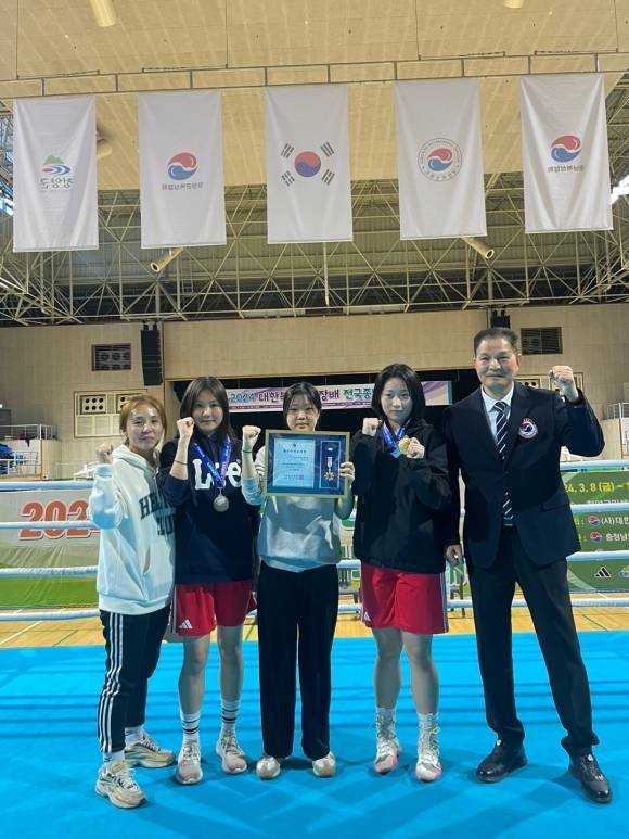 순천시립 팔마복싱 체육관 선수들과 코치진이 기념사진을 찍고 있다. 왼쪽부터 김정숙 코치, 김세린·안수빈·한혜린 선수, 조용준 관장.