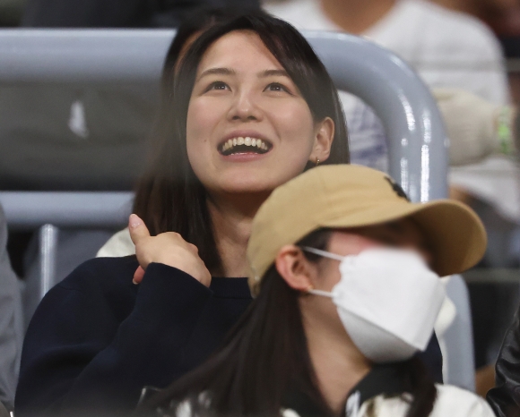 오타니의 아내 다나카가 경기를 관전하는 모습. 2024.3.18 연합뉴스