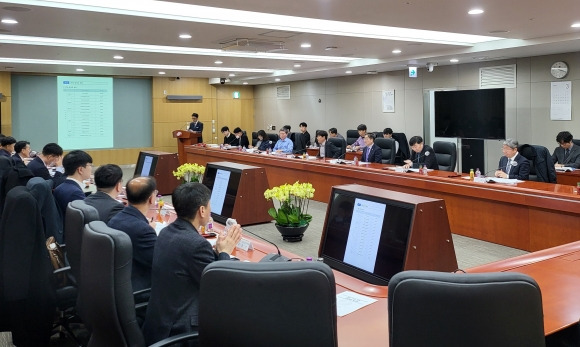 전라남도가 18일 나주 한전 본사에서 산업부, 한전 등과 전력계통 협의체 회의를 하고 있다.